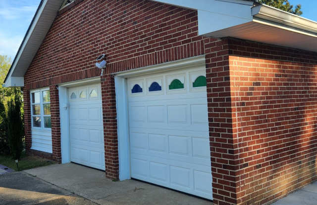 Charming Rambler with 2 Primary Suites! Gallery 3