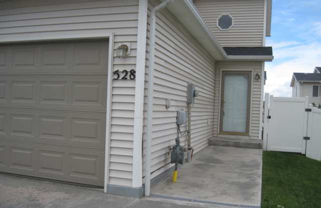 3 BEDROOM, 2.5 BATHROOM SOUTHPARK TWIN HOME WITH 2 CAR ATTACHED GARAGE photos photos