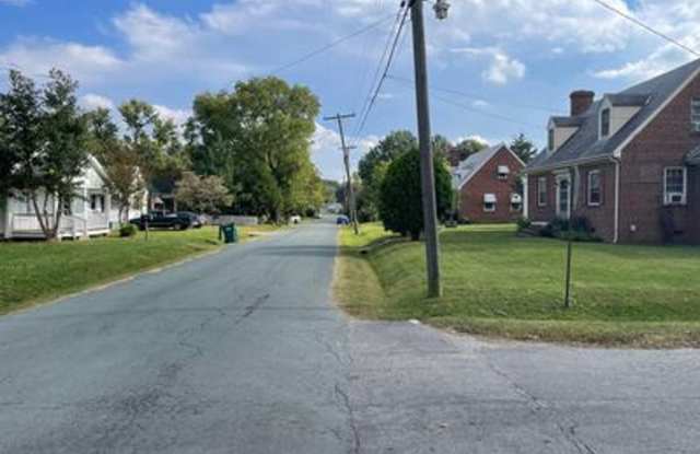 3 Bed 1 Bath House with Huge Yard! Gallery 4