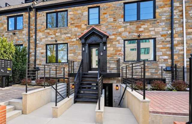 1605 HOLBROOK Street NE Gallery 1