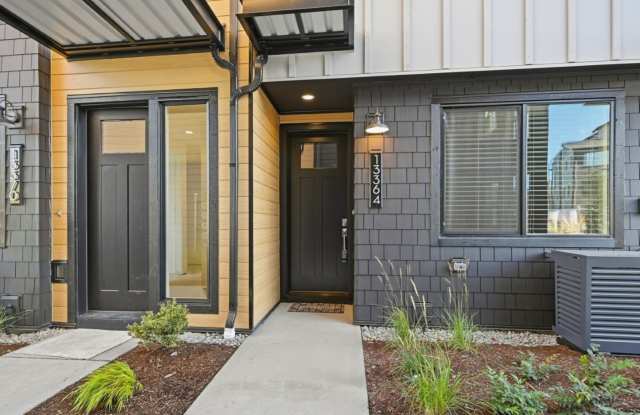 3Bd/3.5Ba Woodinville Townhome Gallery 1