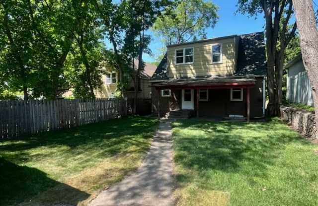 Freshly updated 3 BR/2 BA Single-Family Home in St. Paul with Double Garage and Nice Backyard! Gallery 3