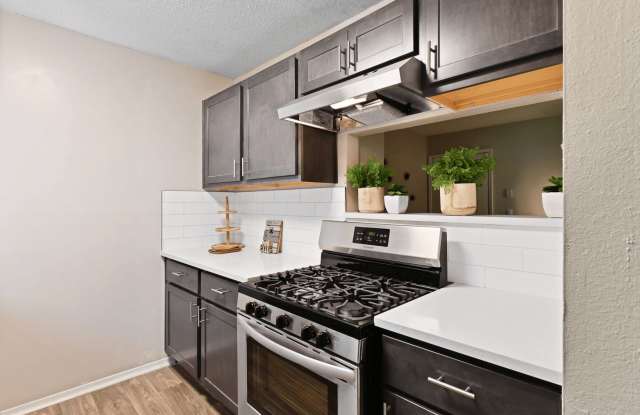 300 Riverside Apartment Homes Gallery 3