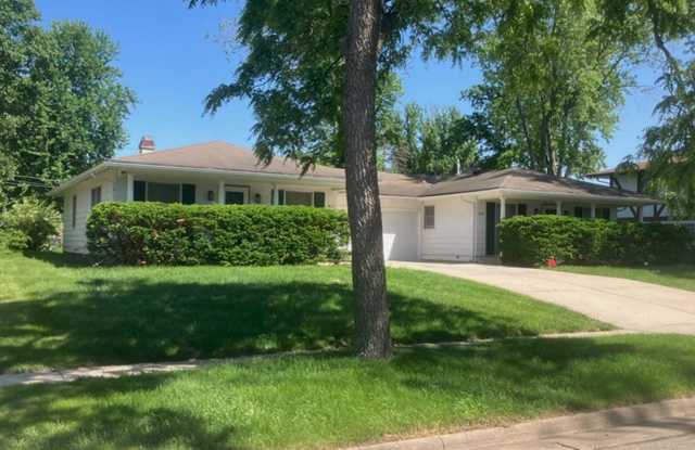 Newly remodeled, roomy ranch duplex, attached garage, 3 season screened porch, yard  garden photos photos