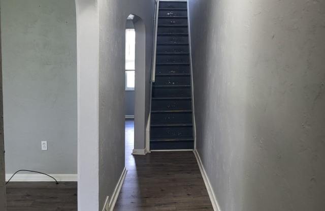 Spacious 2 bedroom in Mt Oliver! Available June 15th! photos photos