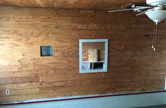 Nice three bedroom with hardwood floors, and Two car garage Gallery 4