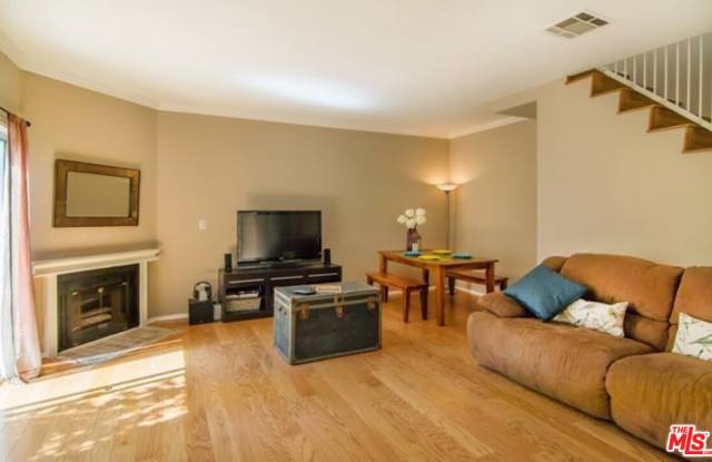 11524 MOORPARK ST Gallery 3