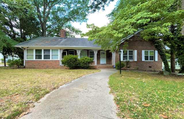 Sweet & Spacious 4br on the northside w/ parking & deck, walking distance to UNC Gallery 1