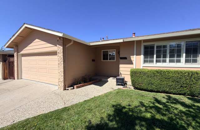 4bd/2ba - Bedroom Home with a Lap Pool! Excellent Location!! Gallery 3