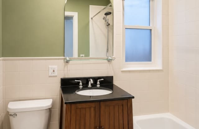 Bright & Spacious First-Floor 2-Bedroom Residence Near Logan Square Gallery 4