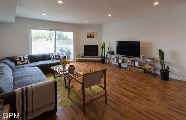 527 E Cypress Ave Unit C Gallery 3