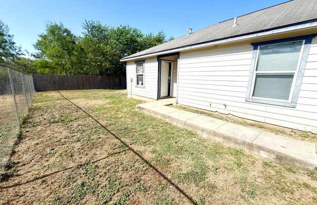 **APPLICATION RECEIVED** *MOVE IN SPECIAL* Charming 3-Bedroom Home Near St. Mary’s University & Loop 410 Gallery 4