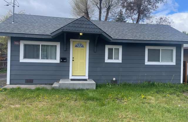 3 Bedroom 2 Bath- home - 2410 Applegate Avenue, Klamath Falls, OR 97601
