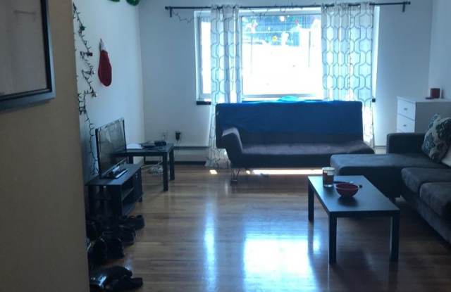 Charming 2 Bedroom-No Broker Fee Gallery 4