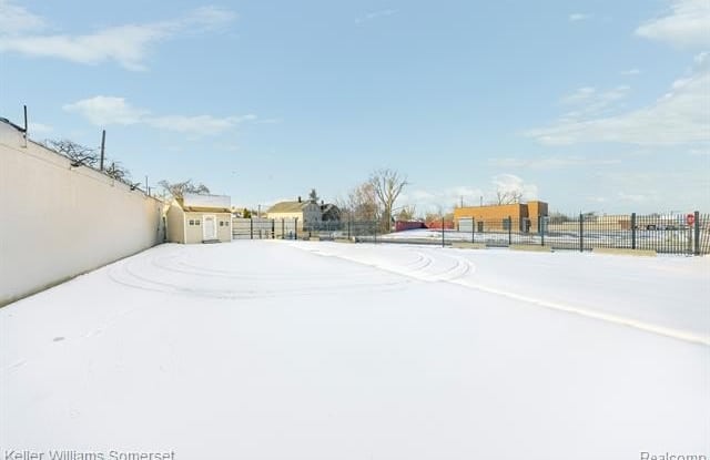 10333 GRATIOT Avenue Gallery 4