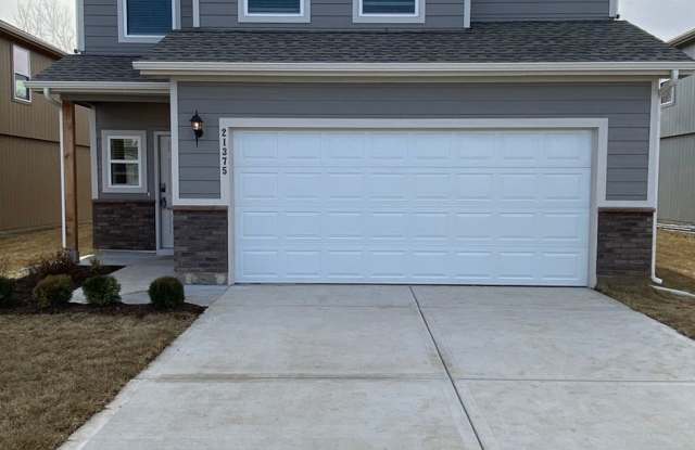 Pre-Leasing Now! Spacious Spring Hill Home with 2.5 Baths & Private Fenced Yard Gallery 4