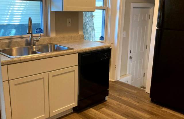 Beautiful updated 3 Bedroom -1 Bath home - located on the East Side of Des Moines Gallery 3