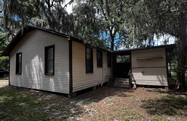 Charming 2 bed / 1 bath in Orange Park! - 466 Milwaukee Avenue, Orange Park, FL 32073