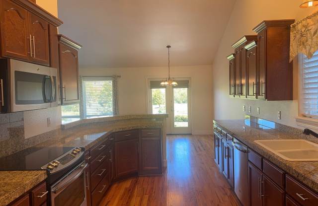 2 Bedroom 2 Bathroom Home on Golf Course Gallery 3
