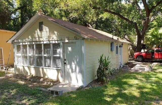 716 1/2 E Losoya rear - 716 East Losoya Street, Del Rio, TX 78840