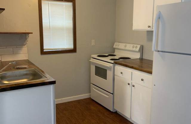 Hard to find 1 bdrm, 1 bath house with carport. Gallery 3