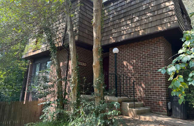 Charming End-Uit Townhome Nestled in Potomac Gallery 1