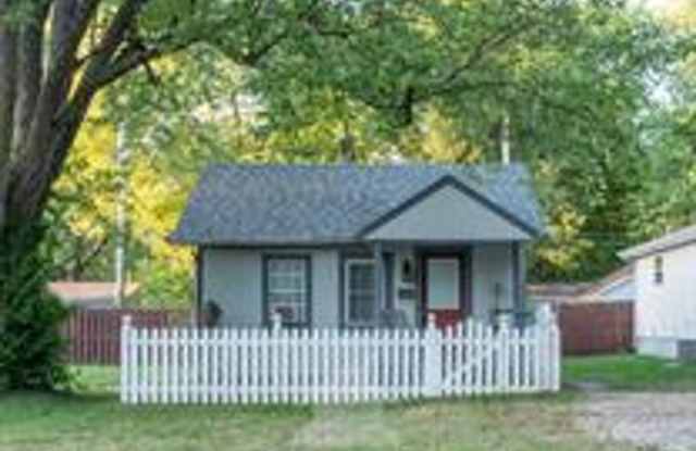 2 Bed, 1 Bath, Great Location! - 1513 East Whiteside Street, Springfield, MO 65804