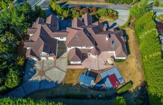 6 bed 5.5 bath mansion like home in Bellevue Lakemount Gallery 3