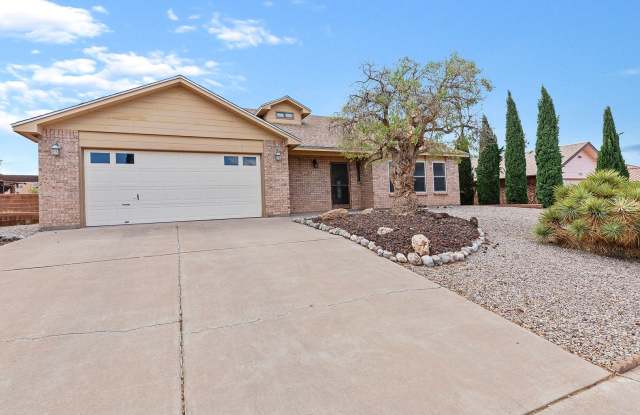 Beautiful 3 Bedroom, 2.5 bath home with Shed Gallery 1
