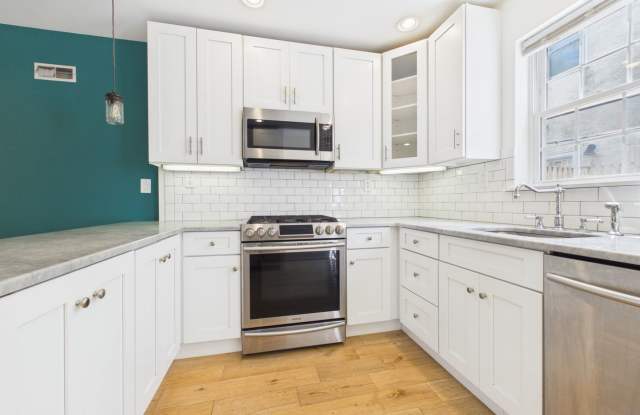 2 bedroom, 2 bathroom house with backyard Gallery 1