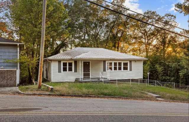 Newly renovated 3 bedroom, 1 bath home with fenced in yard. Includes a refrigerator and stove! photos photos