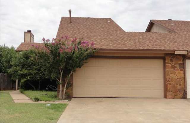Moore Schools! 2 bed, 2 full baths, garage door opener, fenced yard! small pets OK! photos photos