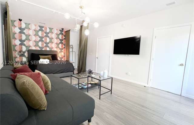513 SW 18th Ct Gallery 3