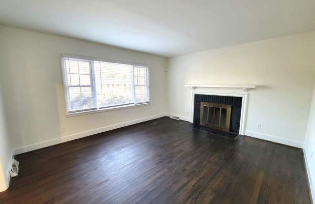 Renovated 3 Bedroom Near Shamrock  Eastway For Lease - 3918 Glenville Avenue, Charlotte, NC 28215