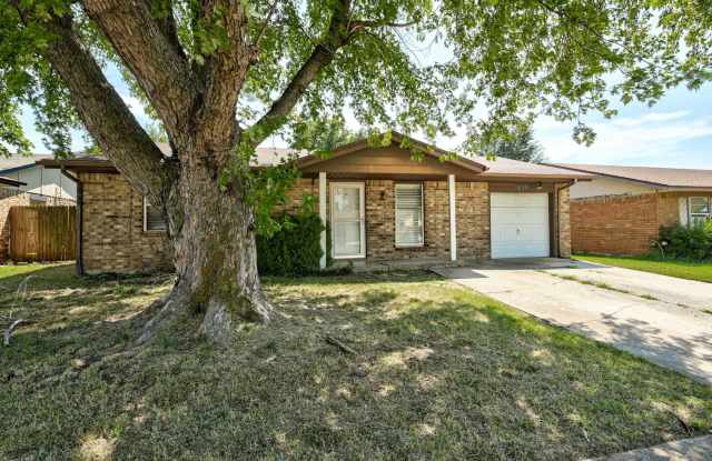 Cute 3 Bed 1 Bath in Mustang! Gallery 4