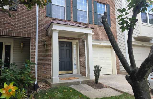 2432 CLOVER FIELD Circle Gallery 2