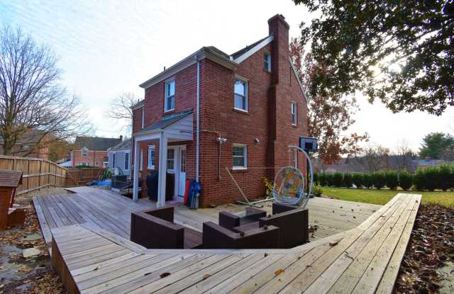 Beautifully Updated 4 bedroom, 3.5 bathroom Chevy Chase Home! Gallery 3