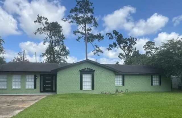 Spacious 4-Bedroom Home in Pinewood Estates | 122 Wood Manor Ln Gallery 3