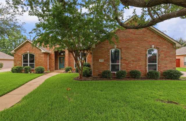 1612 Twin Oaks Drive Gallery 1