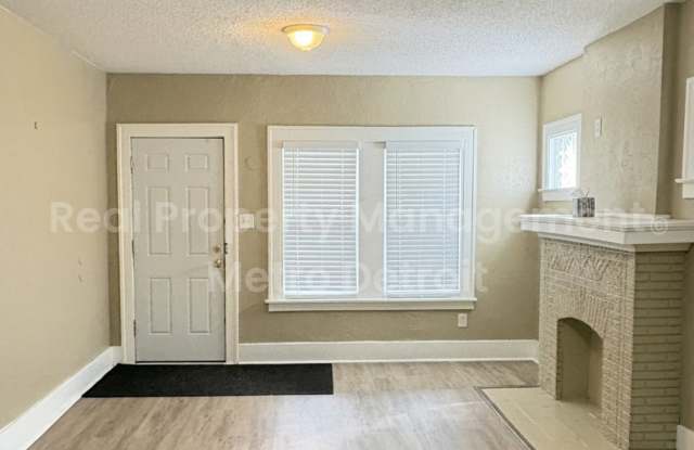 Spacious 5-Bedroom Home with Fenced Backyard in Detroit, Michigan Gallery 4