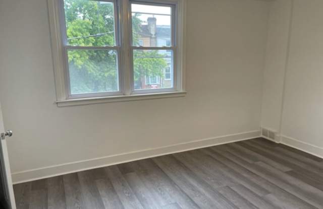 1722 South Edgewood Street (V) Gallery 3