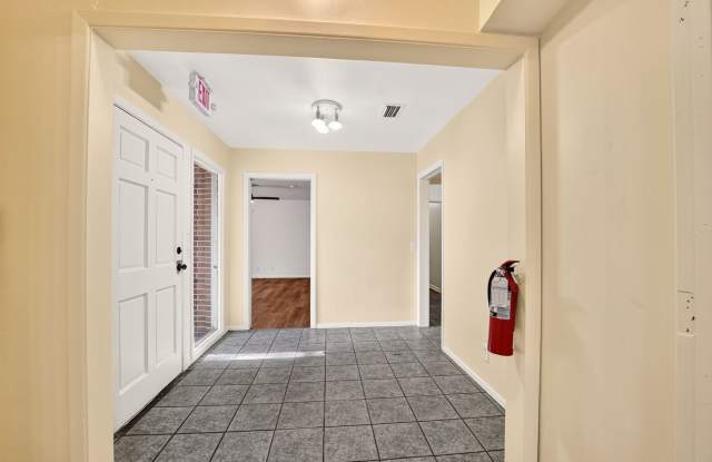 Large 9 Bedroom House In Walking Distance to Sorority Row Gallery 3