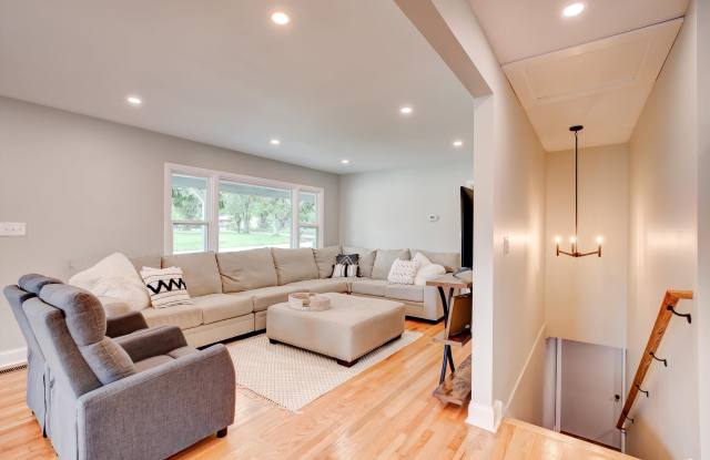 1301 Glenoaks Dr photos photos