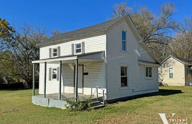 Charming Three-Bedroom Saltbox-Style Home in Robberson Neighborhood - 2003 North Howard Avenue, Springfield, MO 65803