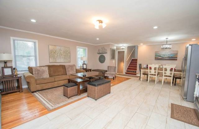Room in 5 Bedroom Home at Kenora Dr SW Gallery 3