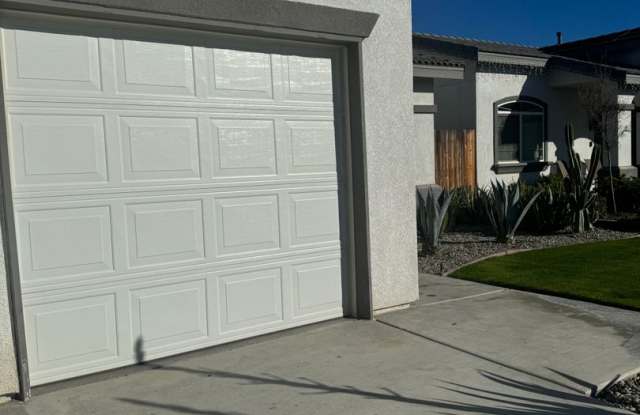 Elegant 4BD/2BA Home in Bakersfield's 93307 — Solar, Granite Countertops, Vinyl Flooring & Small Pets Welcome! Gallery 4