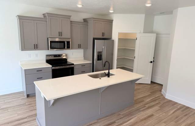 Newer Hurricane Heights Town Home- Bigger Yard photos photos