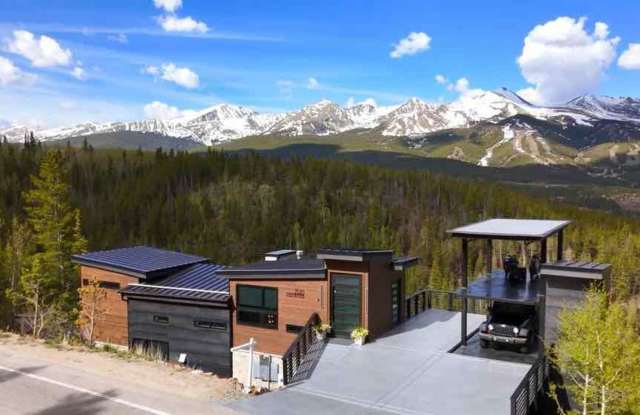 Stunning Modern Luxury Alpine Retreat consisting of 4 Bedroom and 5 Baths, and high-end finishes throughout! Gallery 3