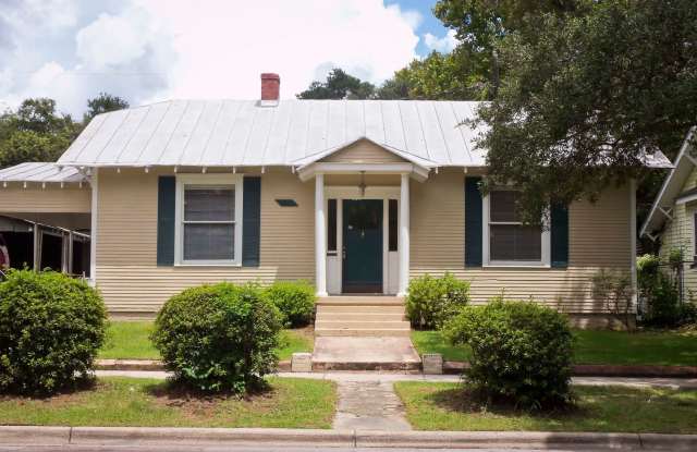 Hassle-Free Move-In — No Deposit + First Month Free! Three Bedroom Home Near Daffin Park photos photos