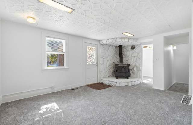 Cute, 3 Bedroom Centrally Located Bungalow Gallery 3